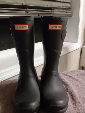 Hunter Black Matte Short Rain Boots with Red Logo